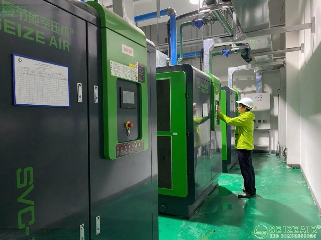 Nhân viên mặc trang phục bảo hộ đang vận hành hoặc kiểm tra thiết bị, đảm bảo thiết bị hoạt động ổn định để đảm bảo hiệu quả sản xuất.