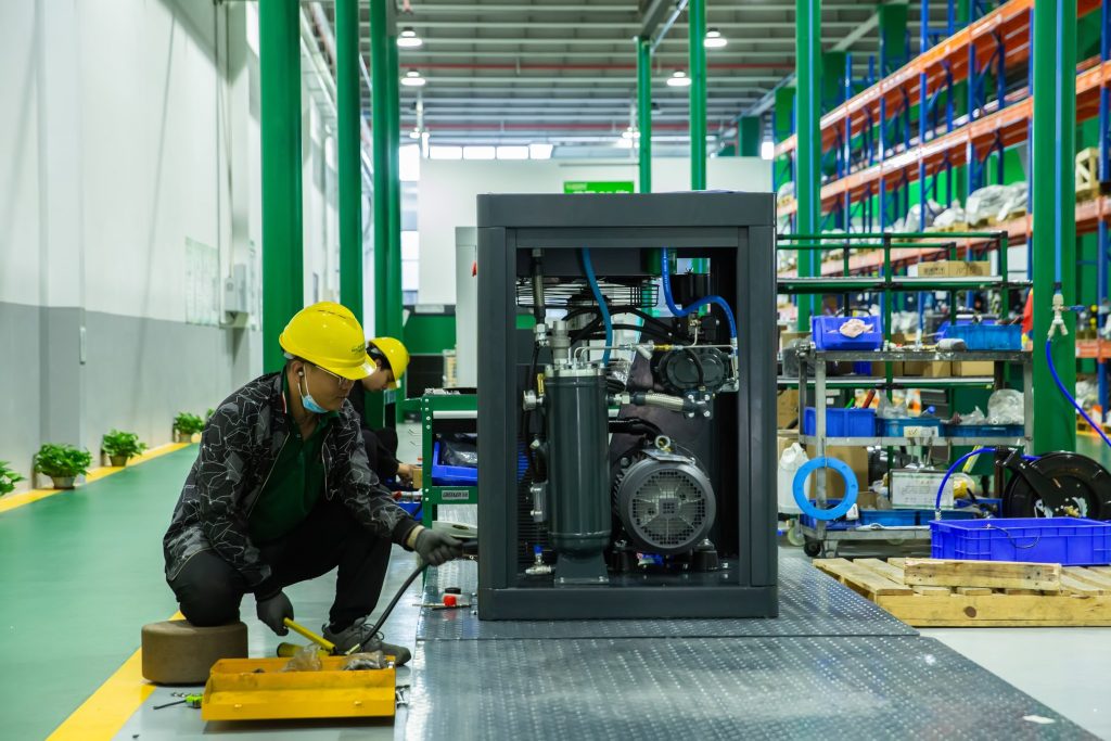 Ảnh chụp quá trình lắp ráp máy nén khí trục vít trong xưởng